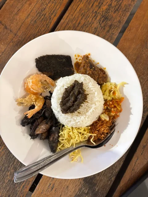 10 Tempat Makan Murah di Surabaya dengan Menu Legendaris yang Bikin Nagih 15 hipwee-Tempat makan murah di Surabaya Aiola Food Caravan