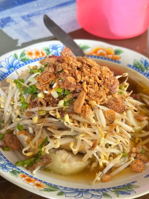 10 Tempat Makan Murah di Surabaya dengan Menu Legendaris yang Bikin Nagih 13 hipwee-Tempat makan murah di Surabaya Lontong Balap Bu Djupri