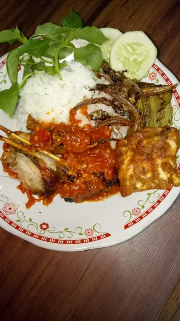 10 Tempat Makan Murah di Surabaya dengan Menu Legendaris yang Bikin Nagih 17 hipwee-Tempat makan murah di Surabaya Photo by Warung Penyetan Ervana