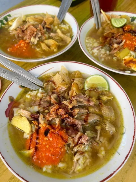 10 Tempat Makan Murah di Surabaya dengan Menu Legendaris yang Bikin Nagih 19 hipwee-Tempat makan murah di Surabaya Soto Ayam Cak Nawir