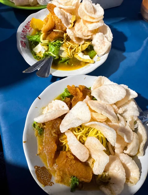 10 Tempat Makan Murah di Surabaya dengan Menu Legendaris yang Bikin Nagih 16 hipwee-Tempat makan murah di Surabaya Tahu Campur Pak Sadak