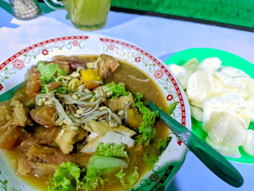 10 Tempat Makan Murah di Surabaya dengan Menu Legendaris yang Bikin Nagih 20 hipwee-Tempat makan murah di Surabaya Tahu Campur & Tahu Tek Cak Kin