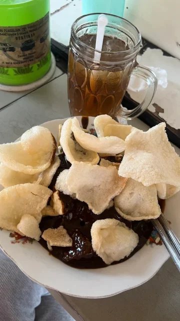 10 Tempat Makan Murah di Surabaya dengan Menu Legendaris yang Bikin Nagih 12 hipwee-Tempat makan murah di Surabaya Tahu Tek Pak Ali