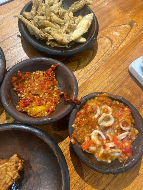 10 Tempat Makan Murah di Surabaya dengan Menu Legendaris yang Bikin Nagih 14 hipwee-Tempat makan murah di Surabaya WSB Resto Kendangsari