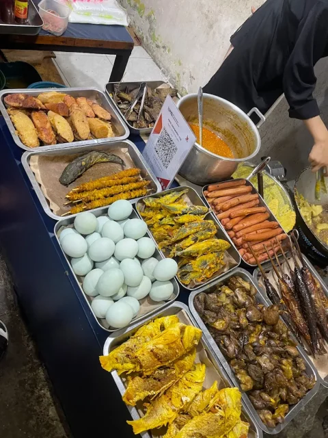 10 Tempat Makan Murah di Surabaya dengan Menu Legendaris yang Bikin Nagih 11 hipwee-Tempat makan murah di Surabaya Warung Nasi Pecel Godong Jati & Sambelan Mbak Siti PDS