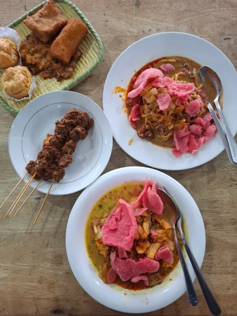 9 Tempat Makan di Medan yang Murah dan Enak, Dijamin Bikin Nagih! 9 hipwee-Tempat makan yang murah dan keren di Medan Lontong Kak Lin