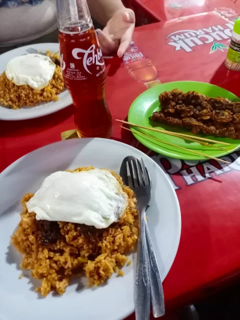 9 Tempat Makan di Medan yang Murah dan Enak, Dijamin Bikin Nagih! 12 hipwee-Tempat makan yang murah dan keren di Medan Nasi Goreng Wak Ribut