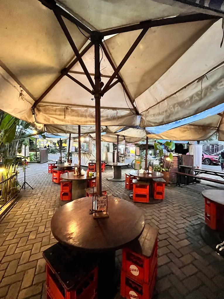 Rekomendasi Tempat Nongkrong di Surabaya yang Murah, Cocok Buat Kantong Anak Muda! 13 hipwee-Tempat nongkrong di Surabaya yang murah meriah Aiola Eatery Slamet