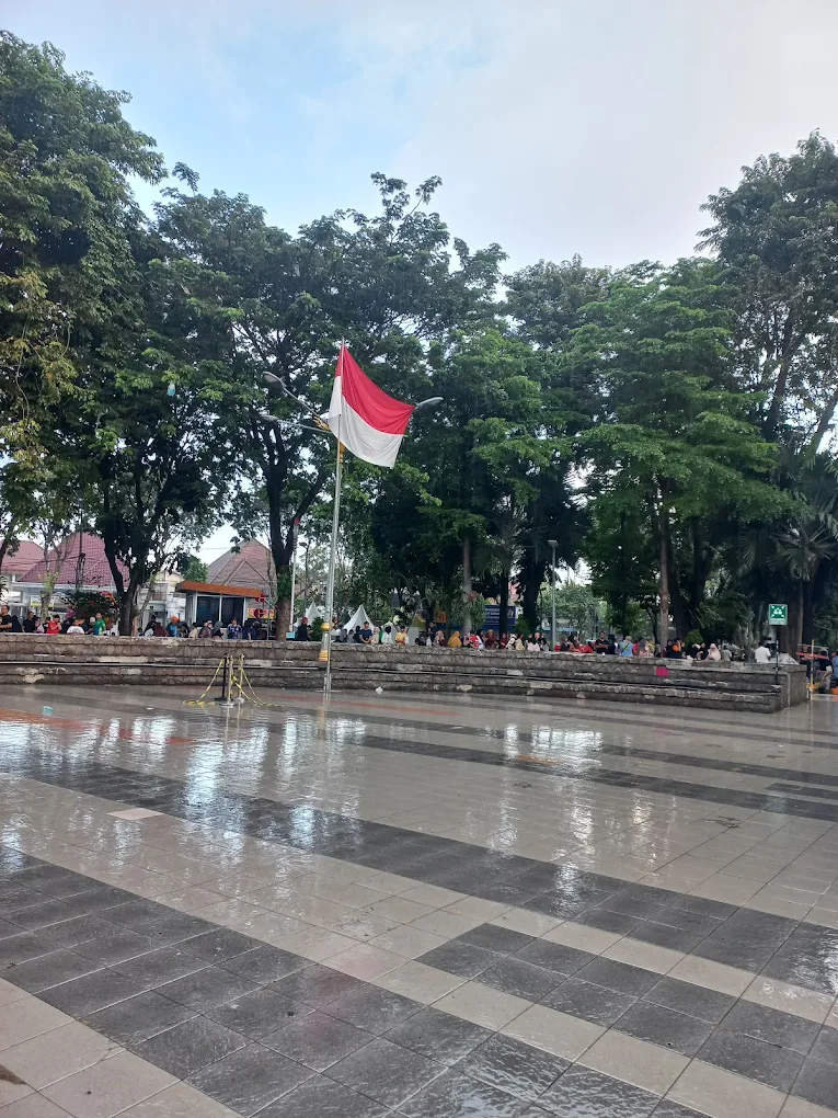 Rekomendasi Tempat Nongkrong di Surabaya yang Murah, Cocok Buat Kantong Anak Muda! 8 hipwee-Tempat nongkrong di Surabaya yang murah meriah Taman Bungkul