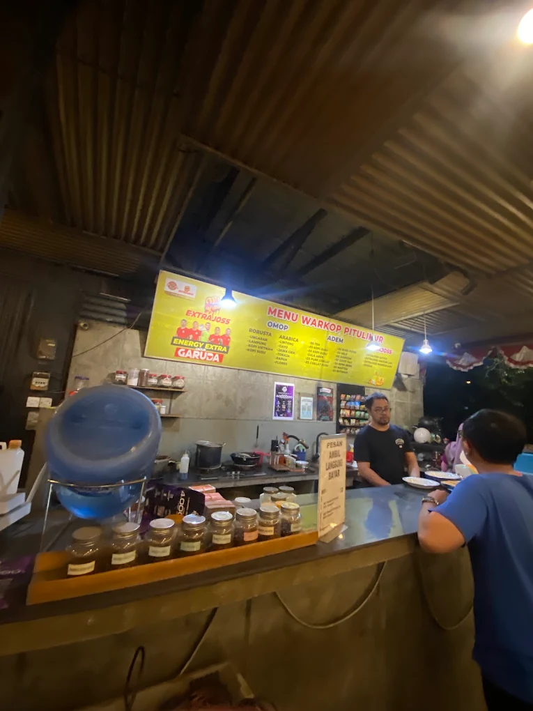 Rekomendasi Tempat Nongkrong di Surabaya yang Murah, Cocok Buat Kantong Anak Muda! 12 hipwee-Tempat nongkrong di Surabaya yang murah meriah Warkop Pitulikur