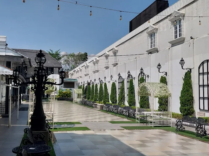 7 Tempat Wisata di Solo yang Instagramable, Bikin Feed Makin Estetik dan Nggak Membosankan 14 hipwee-Tempat wisata di Solo yang instagramable Gedung Djoeang 45