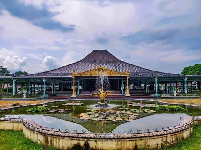 7 Tempat Wisata di Solo yang Instagramable, Bikin Feed Makin Estetik dan Nggak Membosankan 12 hipwee-Tempat wisata di Solo yang instagramable Pura Mangkunegaran