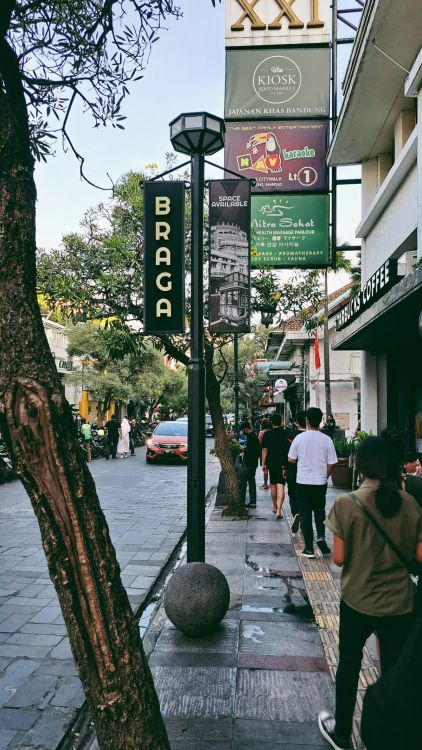 10 Tempat Wisata Gratis di Bandung yang Wajib Kamu Kunjungi 12 hipwee-Tempat wisata gratis di Bandung Kawasan Jalan Braga