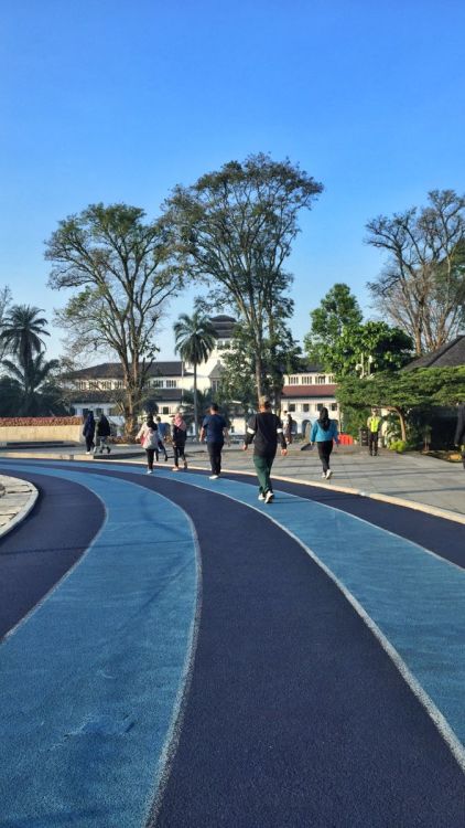10 Tempat Wisata Gratis di Bandung yang Wajib Kamu Kunjungi 17 hipwee-Tempat wisata gratis di Bandung Lapangan Gasibu