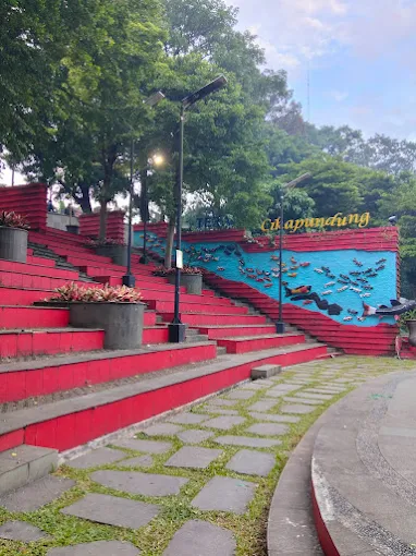 10 Tempat Wisata Gratis di Bandung yang Wajib Kamu Kunjungi 16 hipwee-Tempat wisata gratis di Bandung Teras Cikapundung