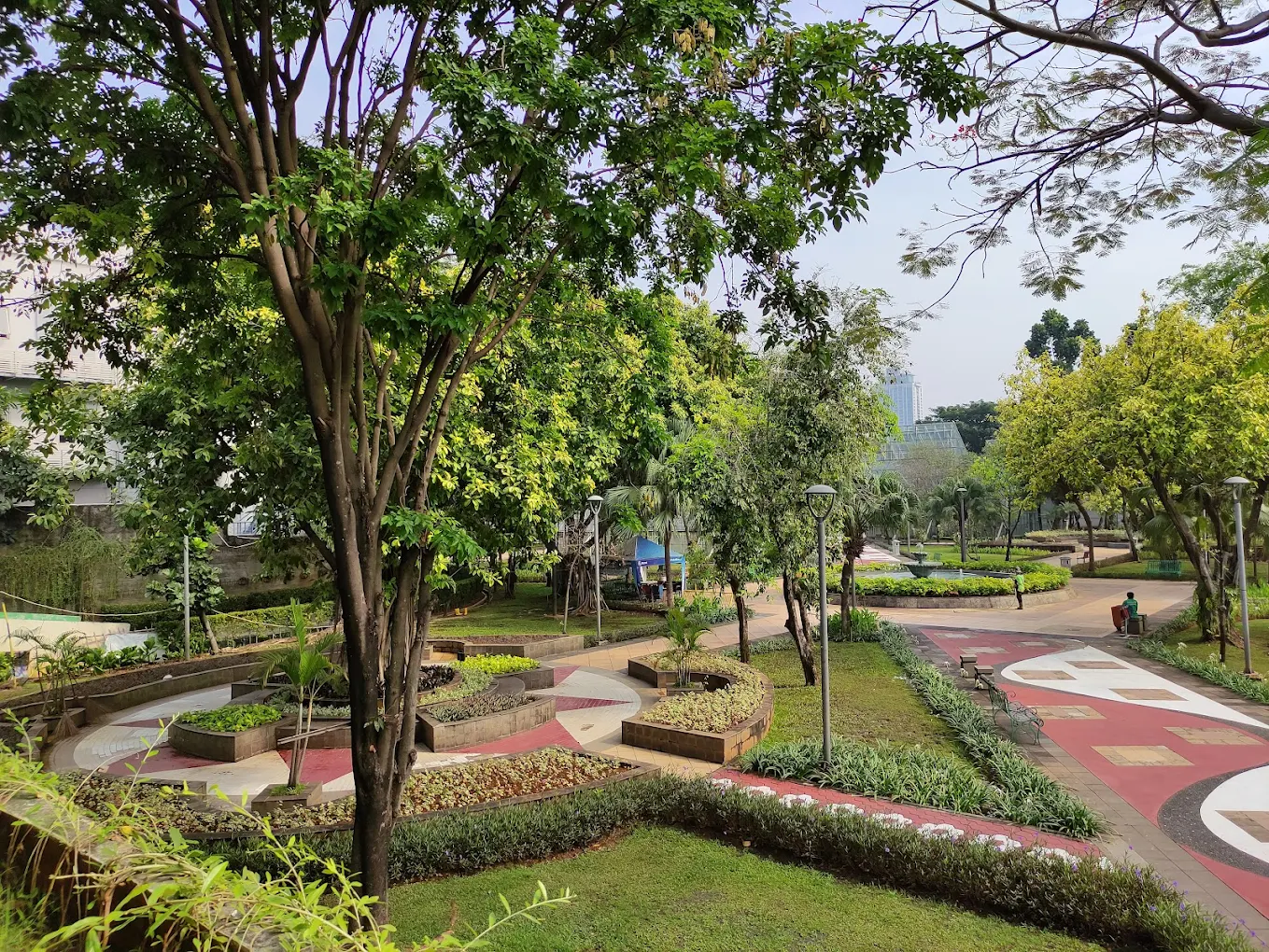 10 Tempat Wisata Gratis di Jakarta, Cocok untuk Jalan-Jalan Hemat saat Akhir Pekan 15 hipwee-Tempat wisata gratis di Jakarta Taman Menteng