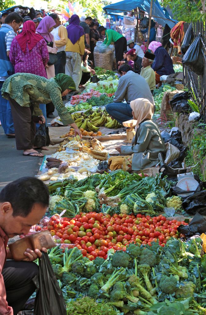 6 Tips Makan Hemat untuk Anak Kos agar Dompet Tetap Aman dan Perut Tetap Kenyang 8 hipwee-Tips makan hemat untuk anak kos belanja bahan di pasar tradisional