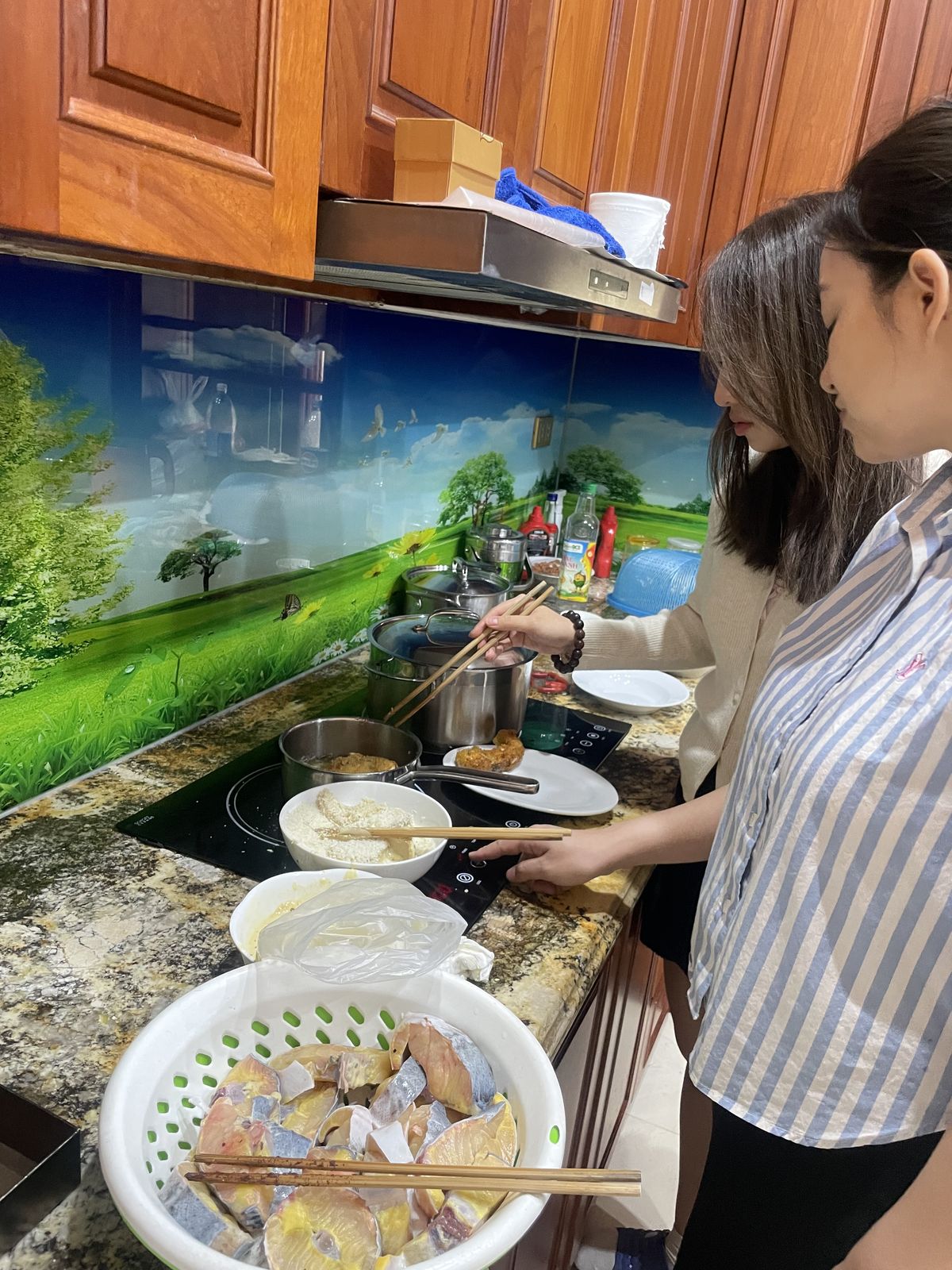6 Tips Makan Hemat untuk Anak Kos agar Dompet Tetap Aman dan Perut Tetap Kenyang 10 hipwee-Tips makan hemat untuk anak kos masak bersama teman