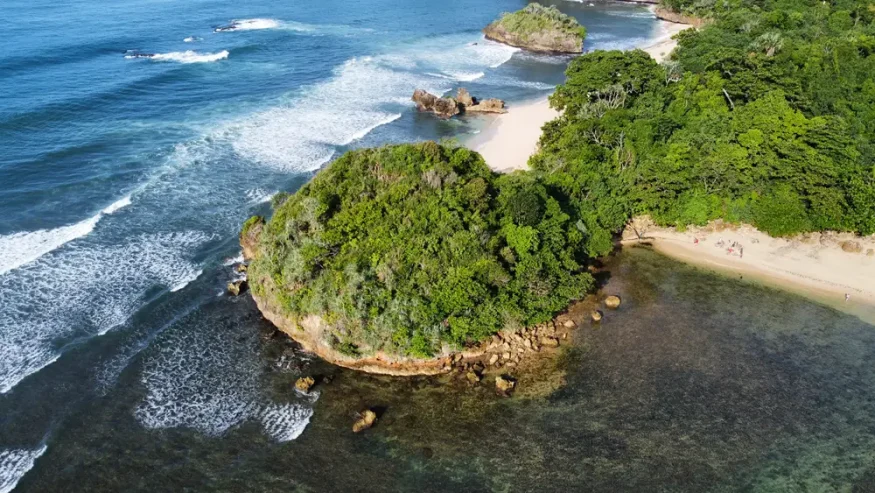 10 Wisata Pantai di Malang dengan Pasir Putih, Laut Biru, dan Pemandangan Memikat 20 hipwee-Wisata pantai di Malang Pantai Banyu Meneng