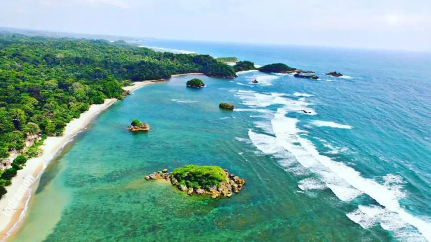 10 Wisata Pantai di Malang dengan Pasir Putih, Laut Biru, dan Pemandangan Memikat 19 hipwee-Wisata pantai di Malang Pantai Kondang Merak