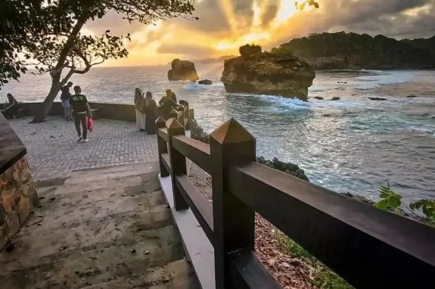 10 Wisata Pantai di Malang dengan Pasir Putih, Laut Biru, dan Pemandangan Memikat 15 hipwee-Wisata pantai di Malang Pantai Ngliyep