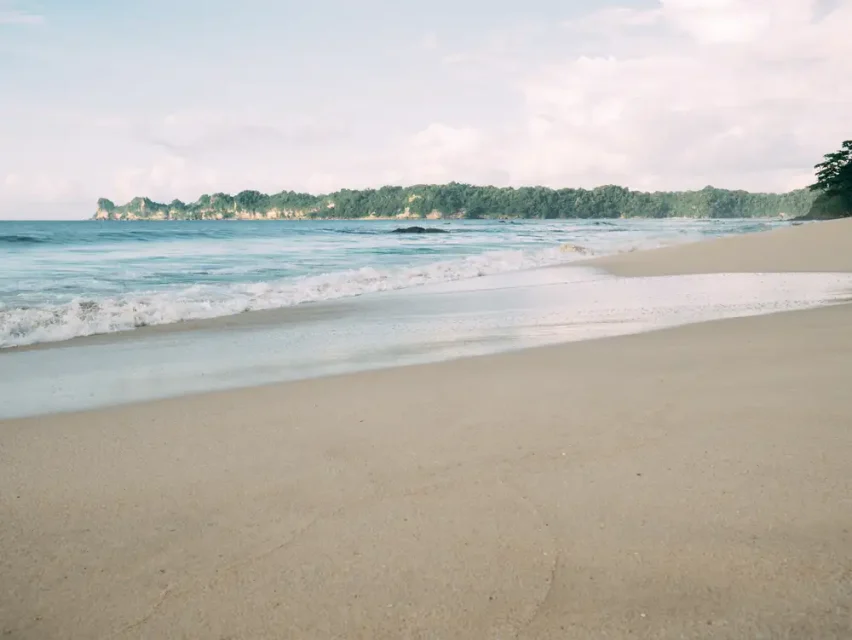 10 Wisata Pantai di Malang dengan Pasir Putih, Laut Biru, dan Pemandangan Memikat 16 hipwee-Wisata pantai di Malang Pantai Sendiki