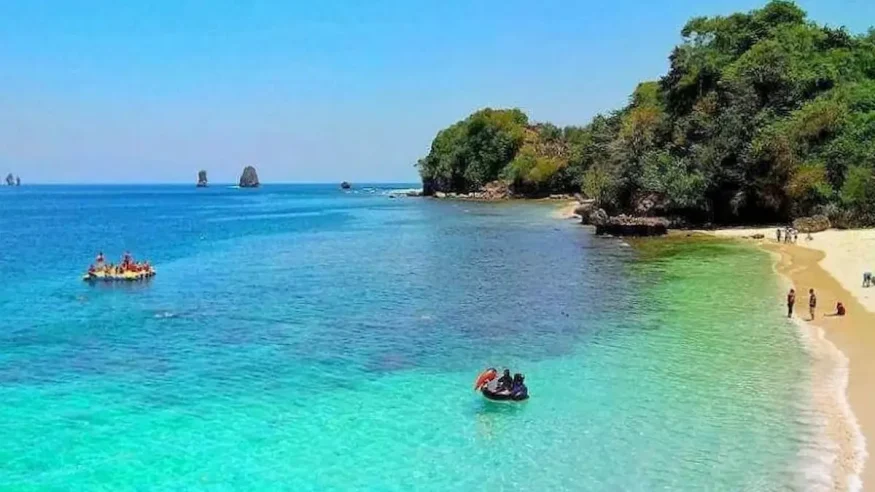 10 Wisata Pantai di Malang dengan Pasir Putih, Laut Biru, dan Pemandangan Memikat 13 hipwee-Wisata pantai di Malang Pantai Tiga Warna