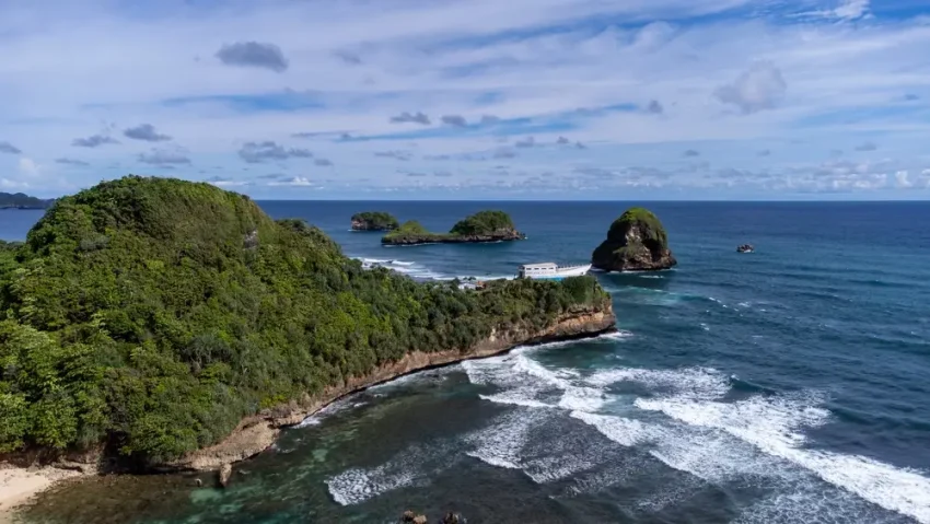 10 Wisata Pantai di Malang dengan Pasir Putih, Laut Biru, dan Pemandangan Memikat 17 hipwee-Wisata pantai di Malang Pantai Watu Leter