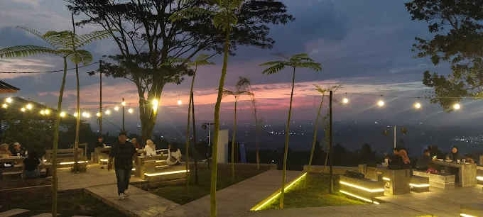 7 Tempat Nongkrong di Sentul View Bagus, PAS Buat Healing! 10 atas langit cafe & space