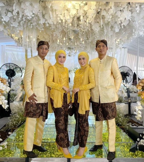 7 Baju Seragam Keluarga untuk Pesta Pernikahan Terbaru, Elegan & Instagramable 12