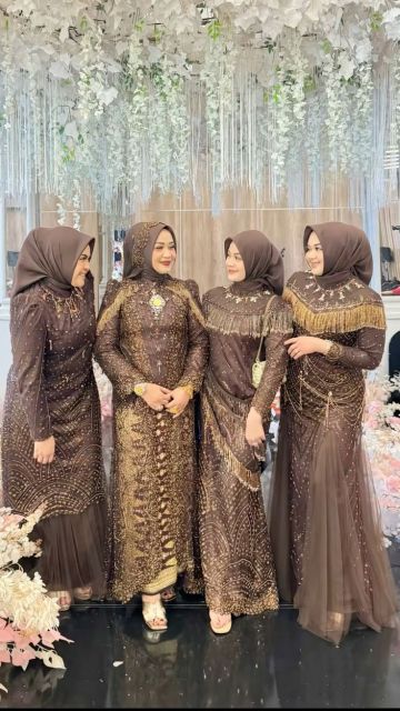 7 Baju Seragam Keluarga untuk Pesta Pernikahan Terbaru, Elegan & Instagramable 13