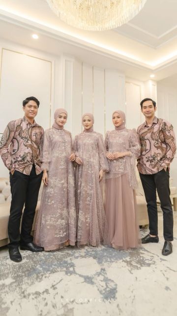 7 Baju Seragam Keluarga untuk Pesta Pernikahan Terbaru, Elegan & Instagramable 9