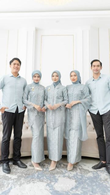 7 Baju Seragam Keluarga untuk Pesta Pernikahan Terbaru, Elegan & Instagramable 8