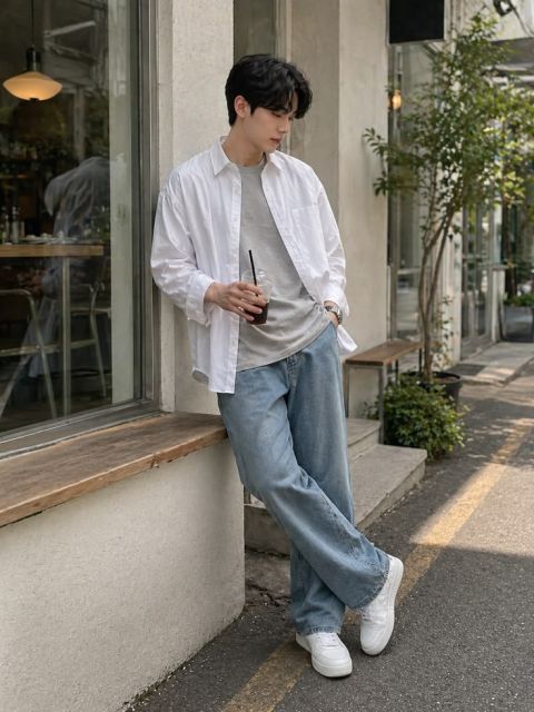 7 Outfit Kuliah Pria yang Stylish, Simpel & Nyaman Dipakai 8 basic tee dan kemeja
