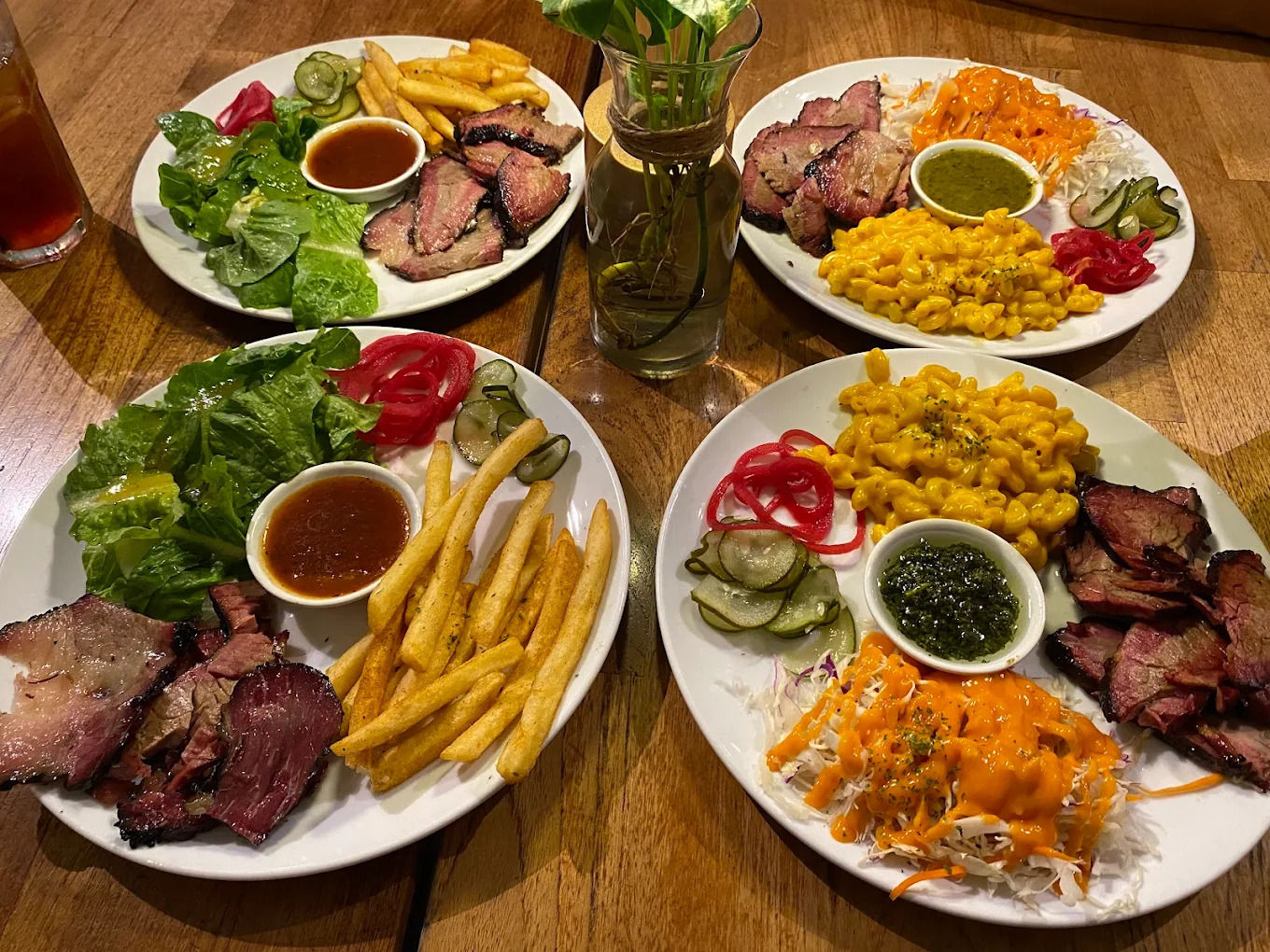7 Cafe 24 Jam di Bandung yang Nyaman Buat Nongkrong, Nugas, dan WFC 10 hipwee-cafe 24 jam di Bandung FORK