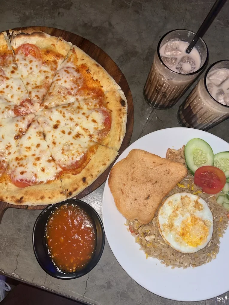 7 Cafe 24 Jam di Bandung yang Nyaman Buat Nongkrong, Nugas, dan WFC 14 hipwee-cafe 24 jam di bandung Dreams Social Life