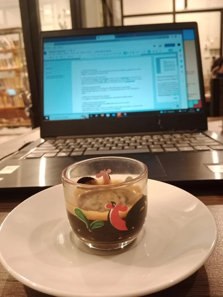 7 Cafe 24 Jam di Solo untuk Nugas dan WFC, Aman Buat Begadang Sampai Deadline Kelar 9 hipwee-cafe 24 jam di solo untuk nugas dan wfc Arsa coffee Library