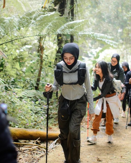 7 Outfit Naik Gunung Hijab yang Stylish, Nyaman & Aman 14 earth tone outfit dan technical hiking pants