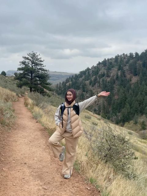 7 Outfit Naik Gunung Hijab yang Stylish, Nyaman & Aman 13 fleece vest dan long sleeve hiking shirts