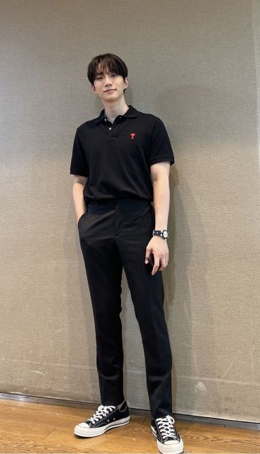 7 Outfit Kuliah Pria yang Stylish, Simpel & Nyaman Dipakai 14 kaos polo hitam dan celana relaxed fit
