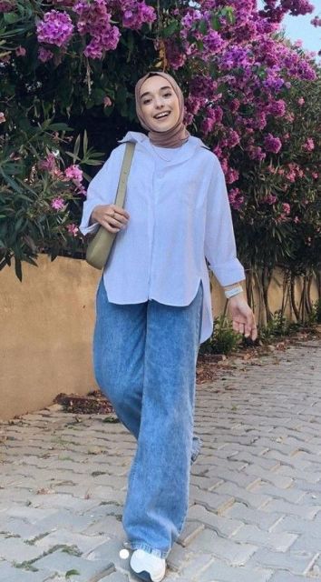 7 Outfit ke Mall Hijab yang Modis dan Nyaman Dipakai 8 kemeja oversized dan celana jeans