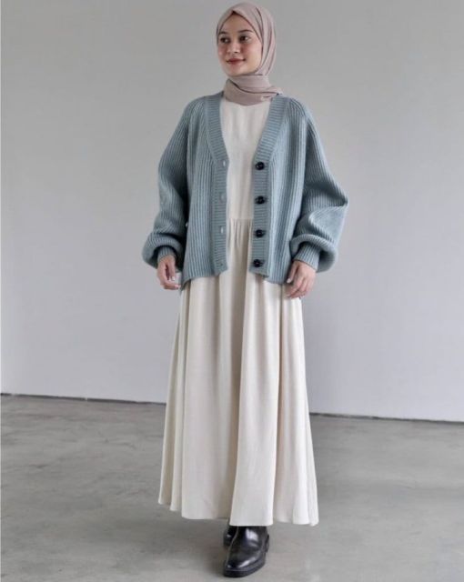 7 Outfit ke Mall Hijab yang Modis dan Nyaman Dipakai 11 kombinasi maxi dress dan cardigan