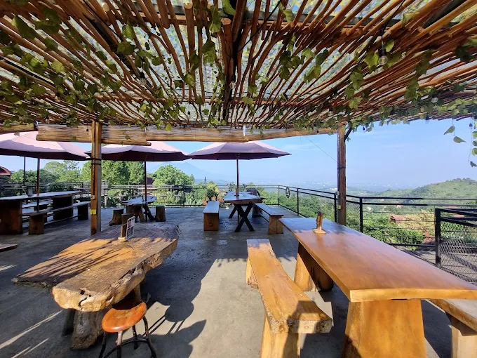 7 Tempat Nongkrong di Sentul View Bagus, PAS Buat Healing! 8 kopi koneng sentul