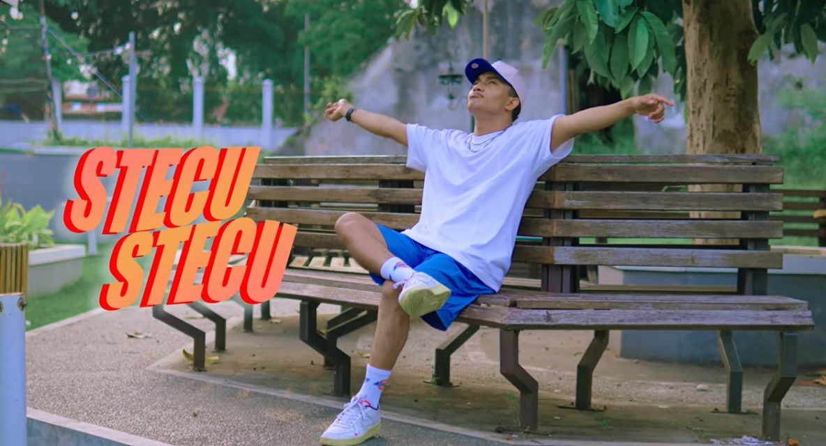 Terbaik! 50 Lagu Karaoke Enak buat Joget dan Nyanyi Bareng Teman 8 lagu ambon untuk karaoke bareng