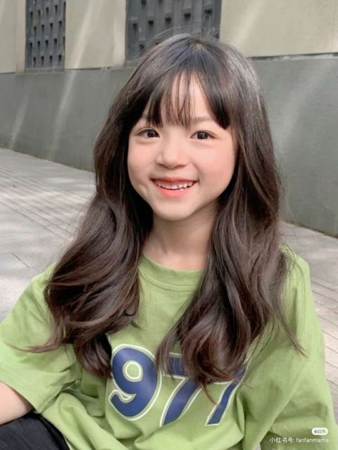 7 Model Rambut Anak Perempuan Ala Korea yang Manis dan Mudah Dirawat 12 long hair with soft waves kids