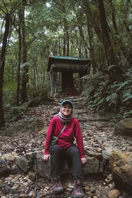 7 Outfit Naik Gunung Hijab yang Stylish, Nyaman & Aman 11 long sleeve hiking shirts dan wide leg outdoor pants