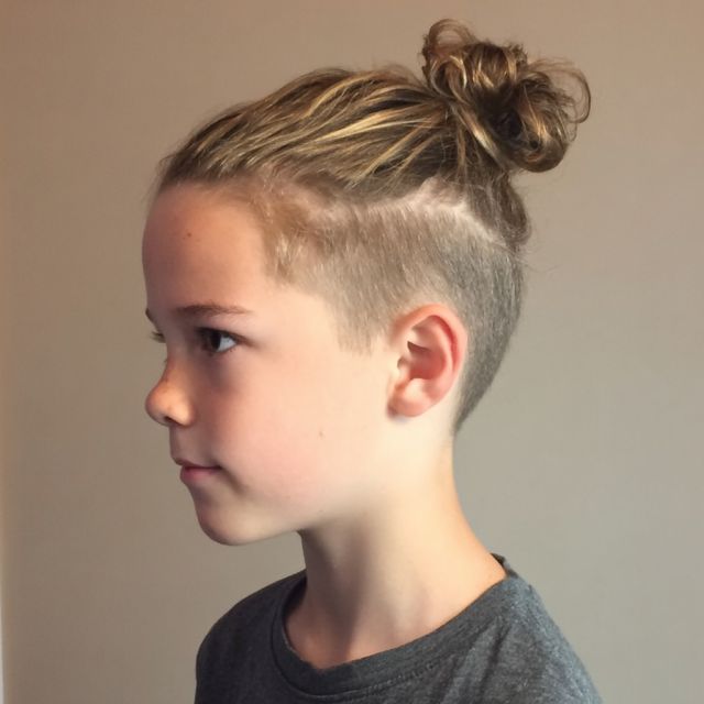 7 Model Rambut Anak Laki-Laki Gondrong Keren & Praktis 13 man bun for kids