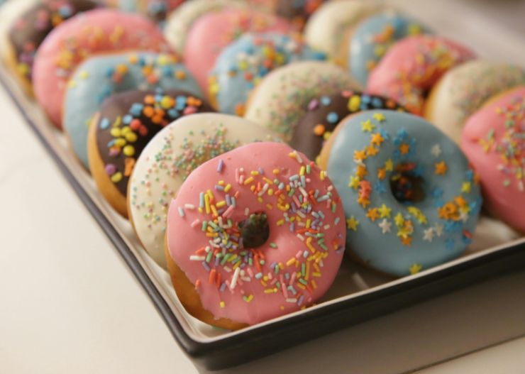 10 Snack Ulang Tahun Anak yang Enak dan Praktis Disajikan 14 mini donut