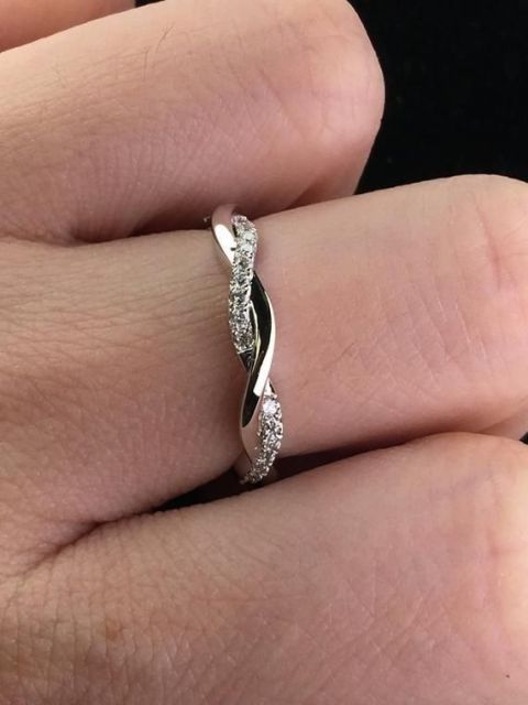 10 Model Cincin Nikah yang Simple, Timeless, dan Elegan: Cocok di Jari Kamu, nih! 13