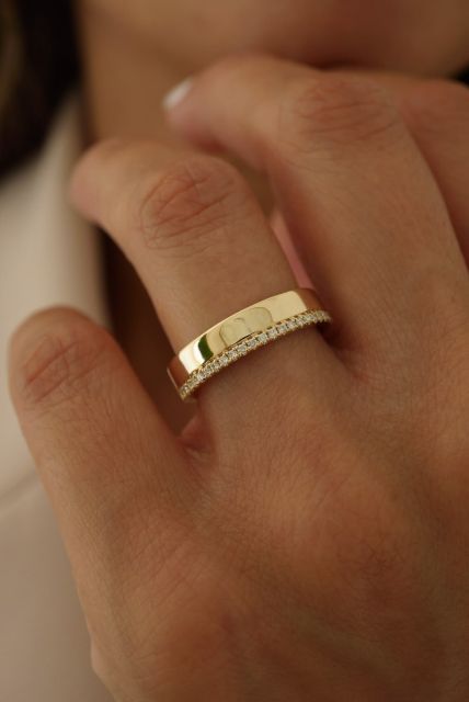 10 Model Cincin Nikah yang Simple, Timeless, dan Elegan: Cocok di Jari Kamu, nih! 16